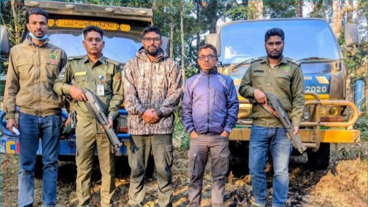 উখিয়ায় পাহাড় কেটে মাটি পাচার, ২ ডাম্পার গাড়ি জব্দ