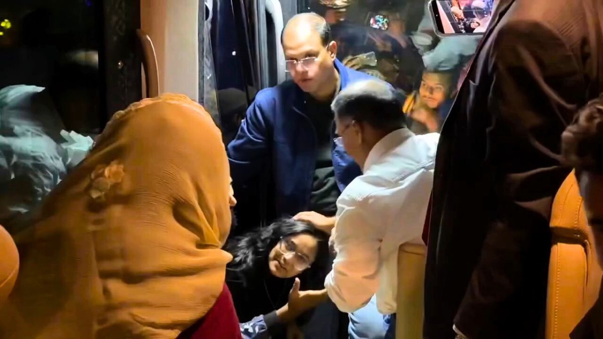 ভালুকায় বাস থামিয়ে এক কিশোরীর কথা শুনলেন তারেক রহমান