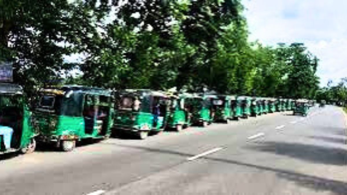 উখিয়ায় তীব্র অটোগ্যাস সংকট, যানবাহনে দীর্ঘ সারি