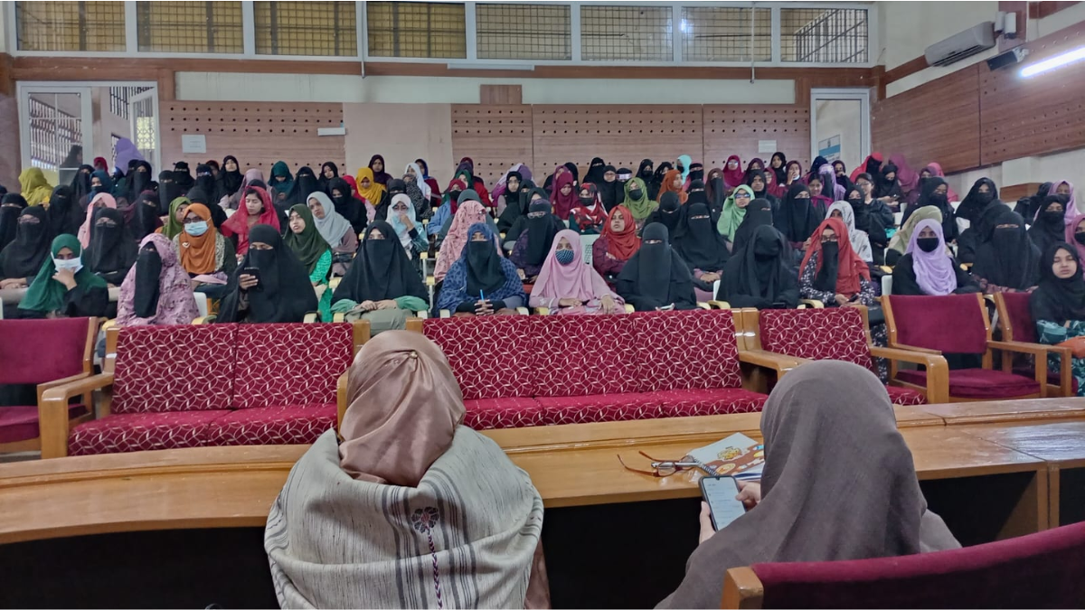 চট্টগ্রাম বিশ্ববিদ্যালয়ে হিজাব বিতরণ করল চাকসু