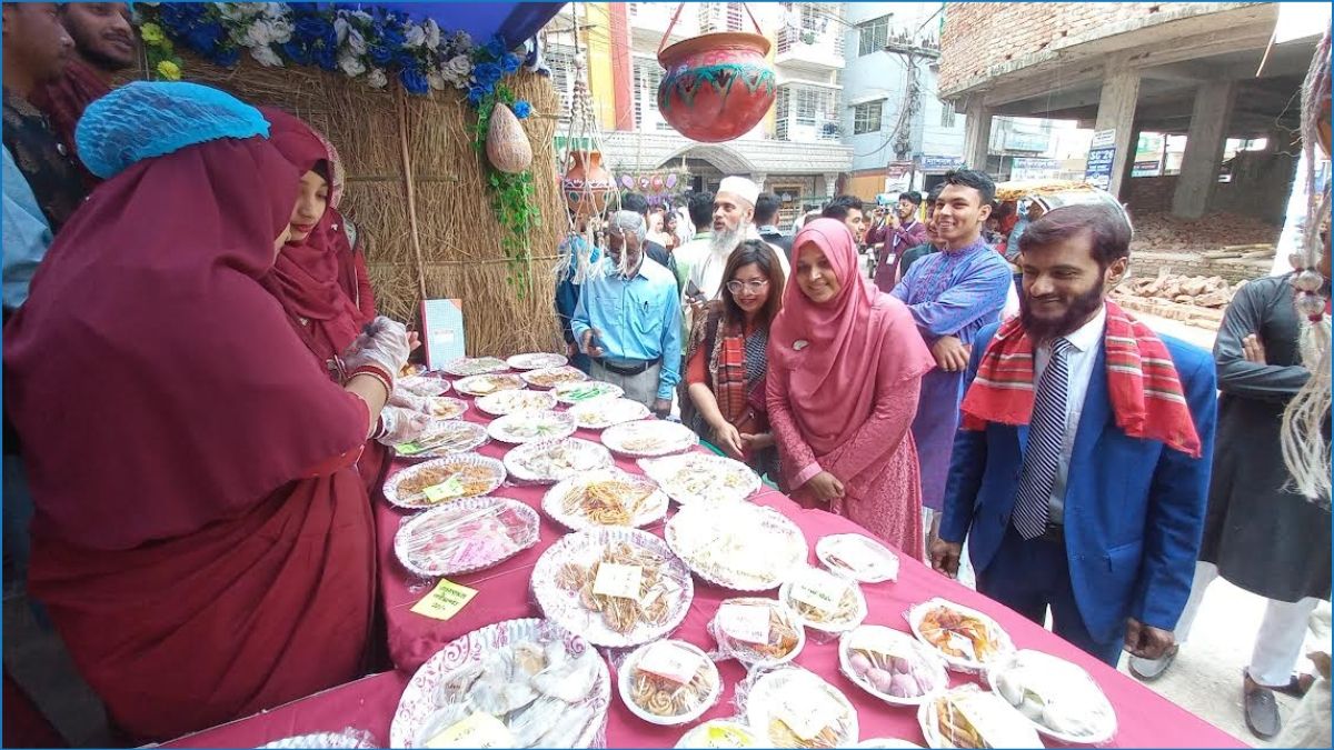 নরসিংদী প্রেসিডেন্সি কলেজে ঐতিহ্যবাহী পিঠা উৎসব