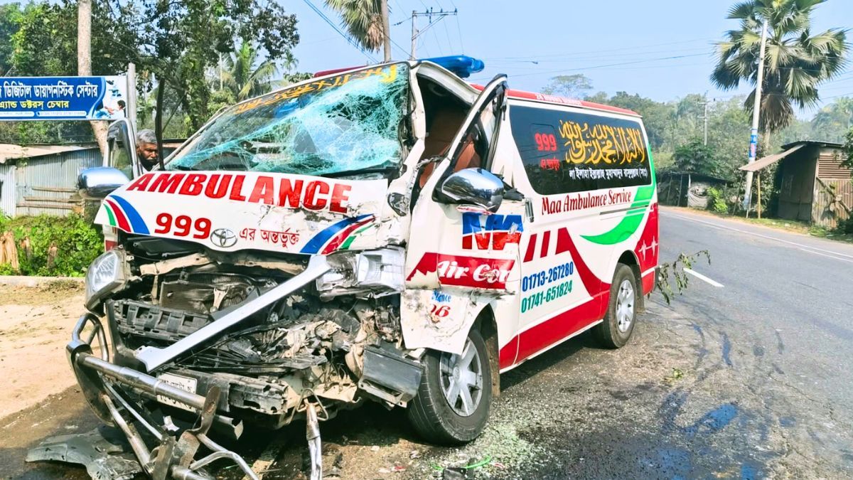 বরিশালে দুর্ঘটনার কবলে মরদেহবাহী অ্যাম্বুলেন্স, আহত ৬