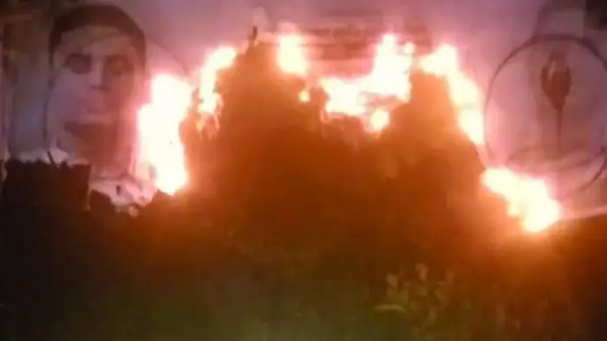 হাসনাত আব্দুল্লাহর নির্বাচনী ব্যানারে আগুন