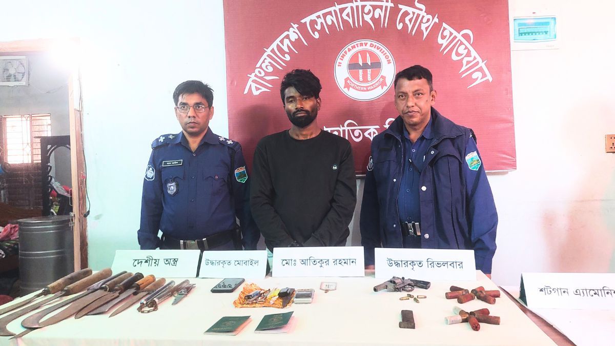বগুড়ায় অভিযানে ‘নুরুজ্জামান বাহিনীর’ সদস্য গ্রেপ্তার, রিভলবার-মাদক উদ্ধার