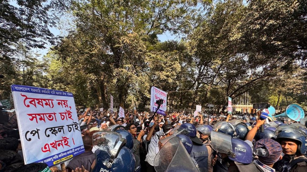 পে-স্কেলের দাবিতে যমুনা ঘেরাও, জলকামান ও  সাউন্ড গ্রেনেড নিক্ষেপ