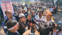 যমুনার সামনে থেকে সরলেন আন্দোলনরত সরকারি কর্মচারীরা