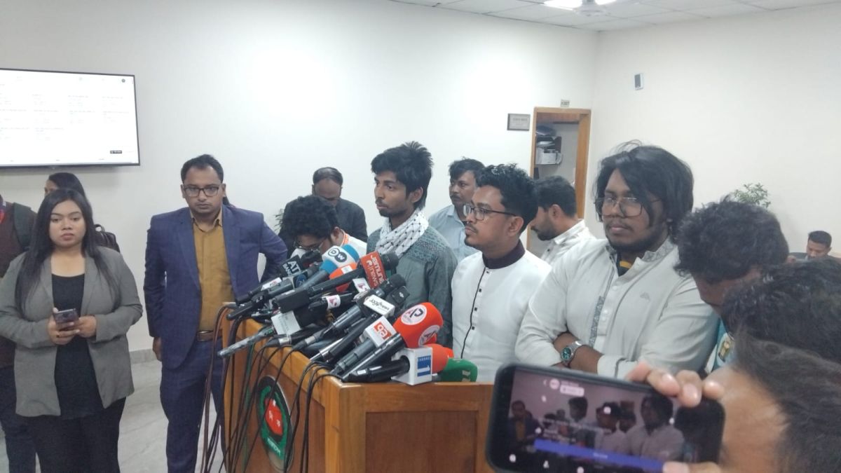 ভোটকেন্দ্রে মোবাইল ব্যবহার না করতে পারার সিদ্ধান্ত অগণতান্ত্রিক : সাদিক কায়েম