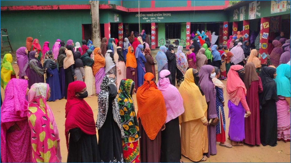 ভোটকেন্দ্রে নারী ভোটারদের মুখ দেখানো বাধ্যতামূলক : ইসি