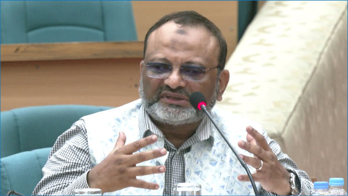 সরে দাঁড়াতে চান ঢাবি ভিসি