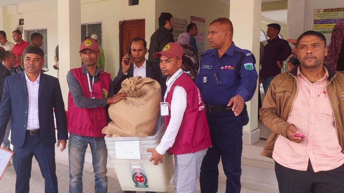 দেশজুড়ে কেন্দ্রে কেন্দ্রে পৌঁছেছে নির্বাচনি সরঞ্জাম