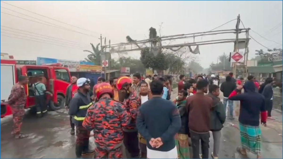 পূর্বাচলে ভয়াবহ অগ্নিকাণ্ডে পুড়ে গেছে ৫টি দোকান