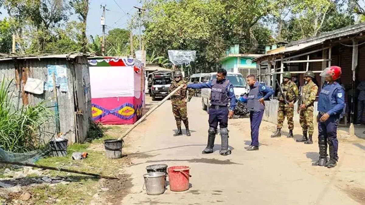 ভোটকেন্দ্রের কাছে ১০ বোমাসদৃশ বস্তু উদ্ধার, কুমারখালীতে উৎকণ্ঠা