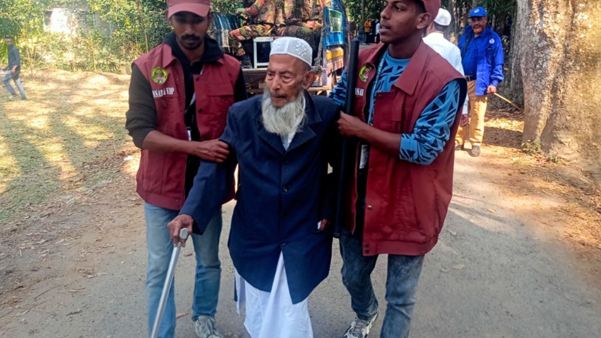 আনসার সদস্যদের কাঁধে চড়ে ভোট দিলেন বাবুগঞ্জের শতবর্ষী বৃদ্ধ