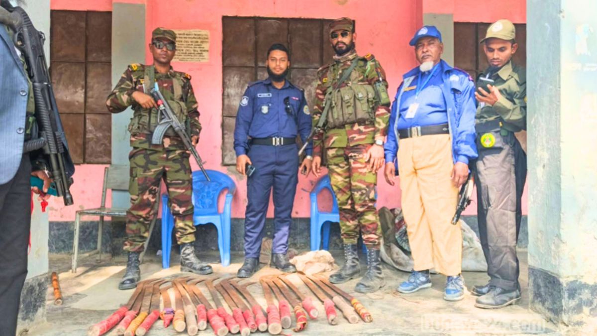 মেহেন্দিগঞ্জের ভোটকেন্দ্রের পাশ থেকে ২১টি রামদা উদ্ধার