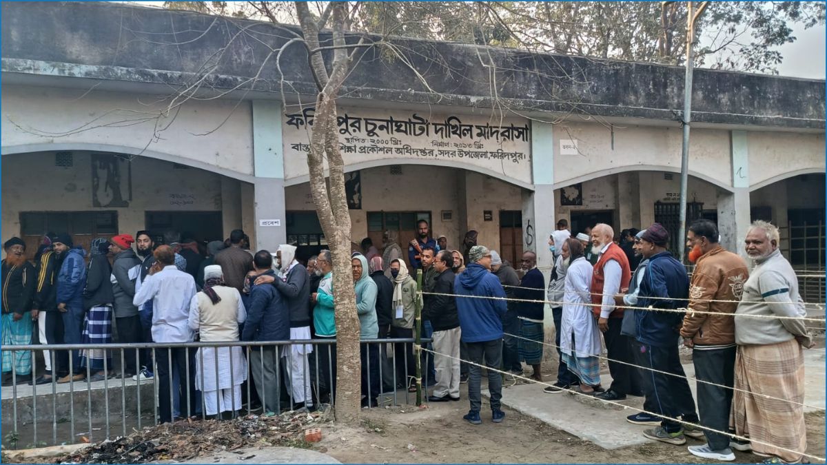 ভোট শুরুর আগেই ফরিদপুরের কেন্দ্রে সারিবদ্ধ ভোটার