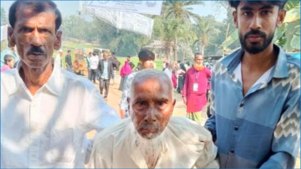 নাতিদের কাঁধে ভর দিয়ে ভোটকেন্দ্রে এলেন ১১০ বছরের বাজিত খাঁন