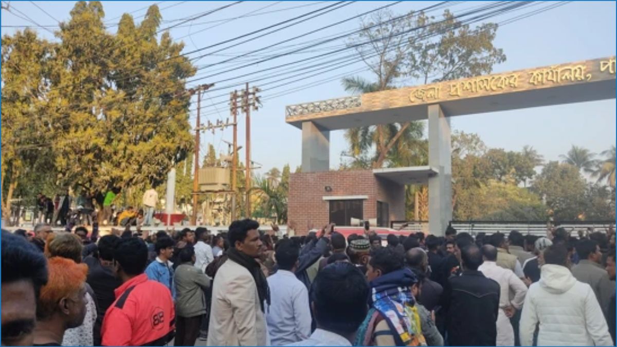 ভোট পুনঃগণনার দাবিতে পাবনায় ডিসি অফিস ঘেরাও করে বিক্ষোভ