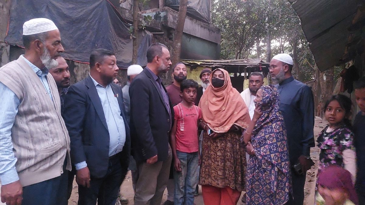 বিএনপিকে ভোট দেওয়ার অপরাধে তালাক দেওয়া গৃহবধূর খোঁজ নিলেন বিএনপি নেতৃবৃন্দ