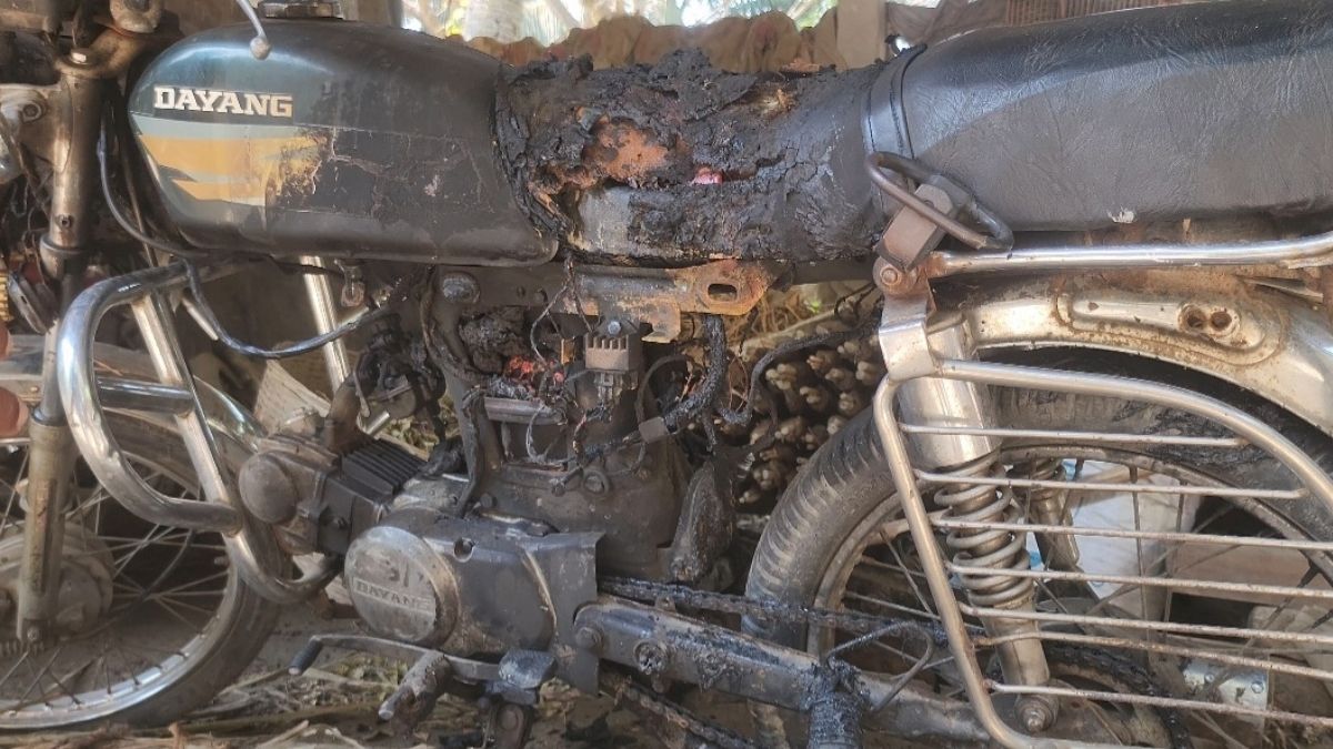 নড়াইলে জামায়াত কর্মীর মোটরসাইকেলে অগ্নিসংযোগের অভিযোগ