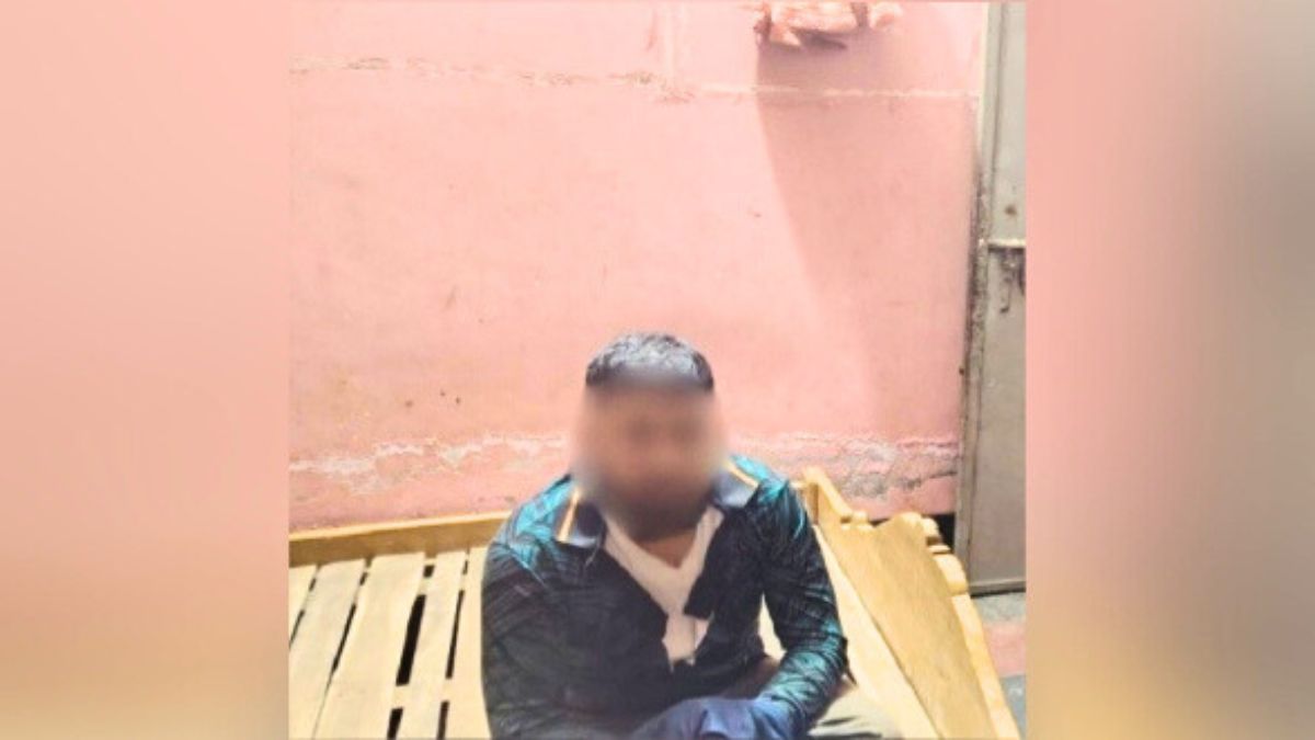 প্রবাসীর স্ত্রীর ঘর থেকে পুলিশ সদস্য আটক