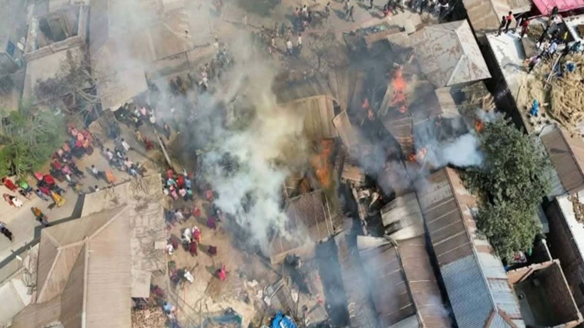 চাঁপাইনবাবগঞ্জে স্মার্টফোনের চার্জার বিস্ফোরণে ভয়াবহ অগ্নিকাণ্ড