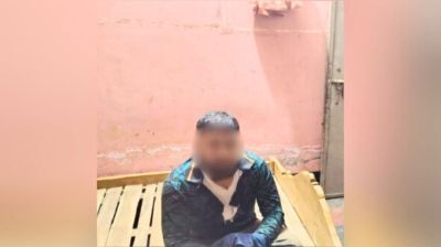 প্রবাসীর স্ত্রীর ঘর থেকে পুলিশ সদস্য আটক