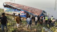 দাউদকান্দিতে বাস খাদে পড়ে নিহত ২