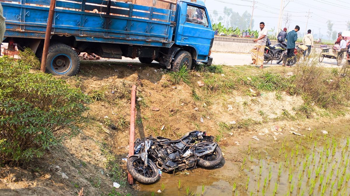 শিবগঞ্জে ট্রাক-মোটরসাইকেল সংঘর্ষে পুলিশ সদস্য আহত