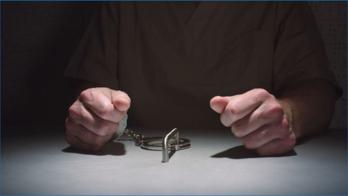 আবাসিক হোটেল থেকে ১০ তরুণ-তরুণী গ্রেপ্তার