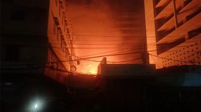 কারওয়ান বাজারে কাঠের দোকানে আগুন, নিয়ন্ত্রণে ৮ ইউনিট