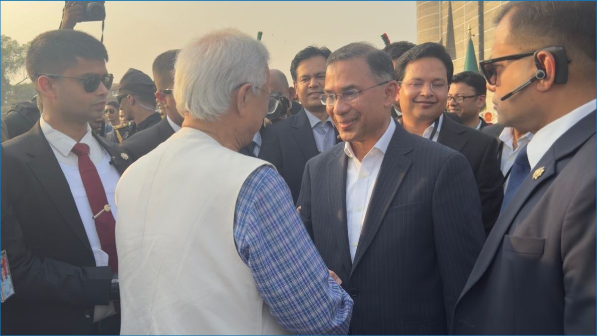 প্রধানমন্ত্রীর সঙ্গে বিদায়ী প্রধান উপদেষ্টার শুভেচ্ছা বিনিময়