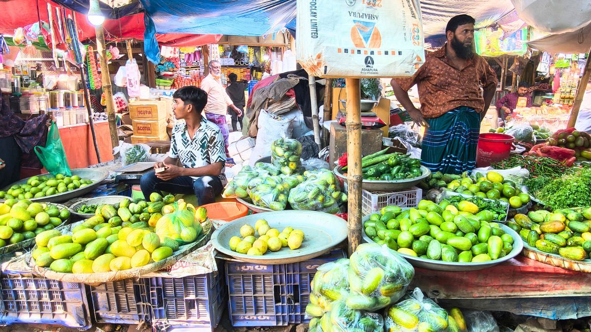 সোনারগাঁয়ে লেবুর হালি ১৬০ টাকা