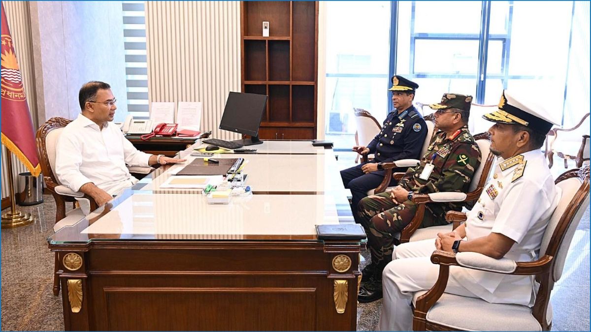 প্রধানমন্ত্রী তারেক রহমানের সাথে ৩ বাহিনী প্রধানের সাক্ষাৎ