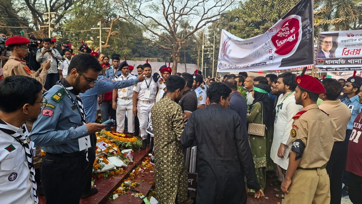 ভাষা শহীদদের প্রতি শ্রদ্ধা জানাতে শহীদ মিনারে মানুষের ঢল