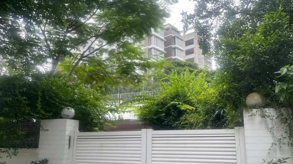 প্রধানমন্ত্রীর বাসভবনের সামনে থেকে আটক ৬