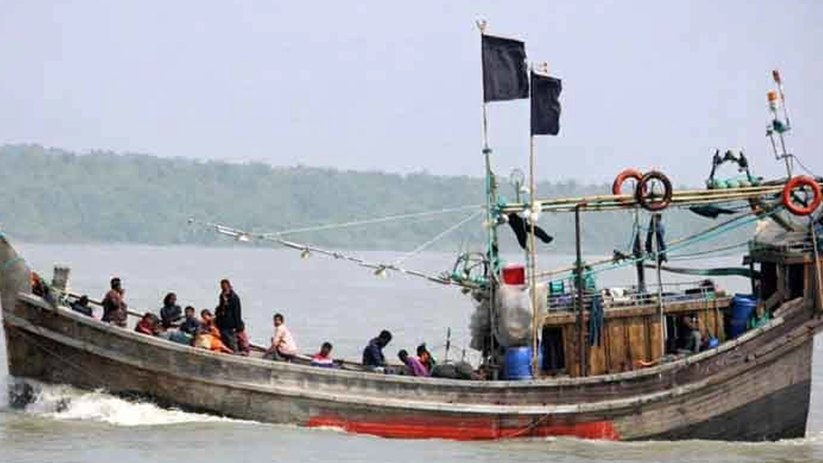 বঙ্গোপসাগরে ৩ ট্রলারে জলদস্যুদের হামলা, গুলিবিদ্ধ মাঝিসহ আহত ১২