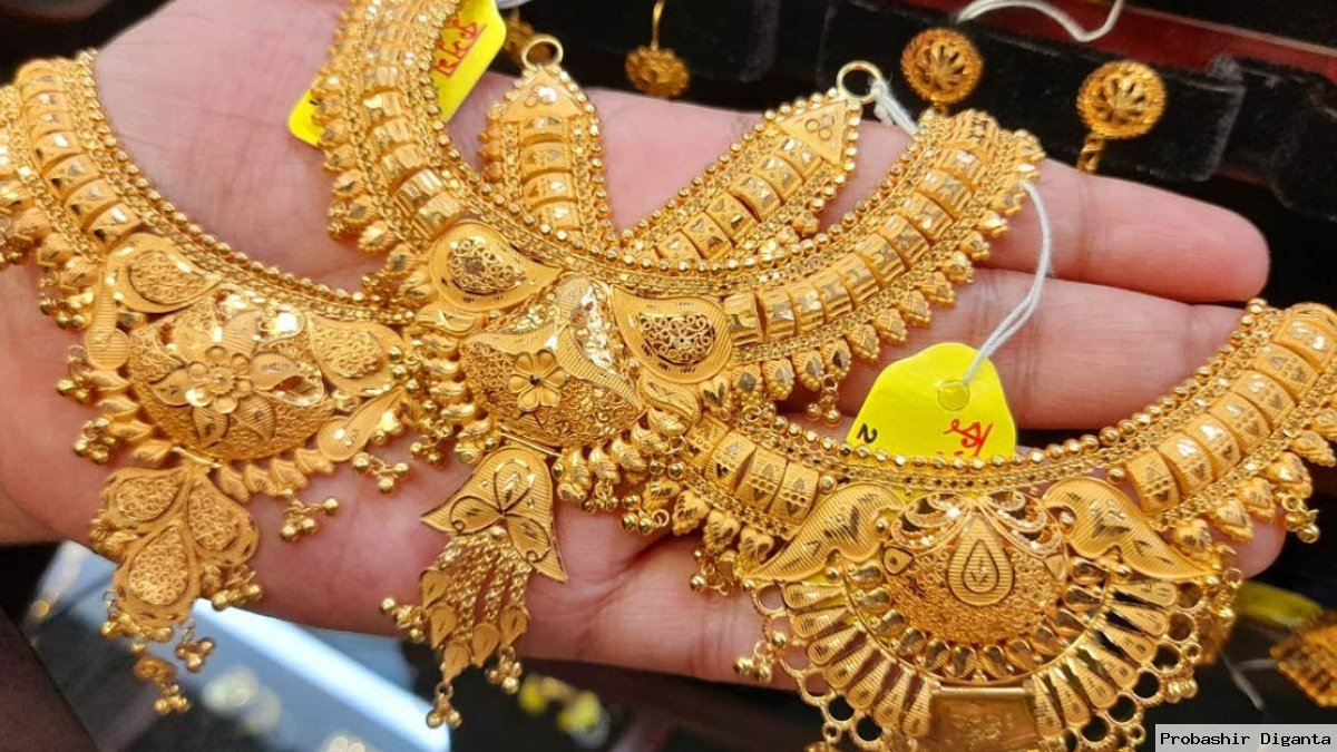 বিশ্ববাজারে স্বর্ণের দামে বড় লাফ, দেশে কত?
