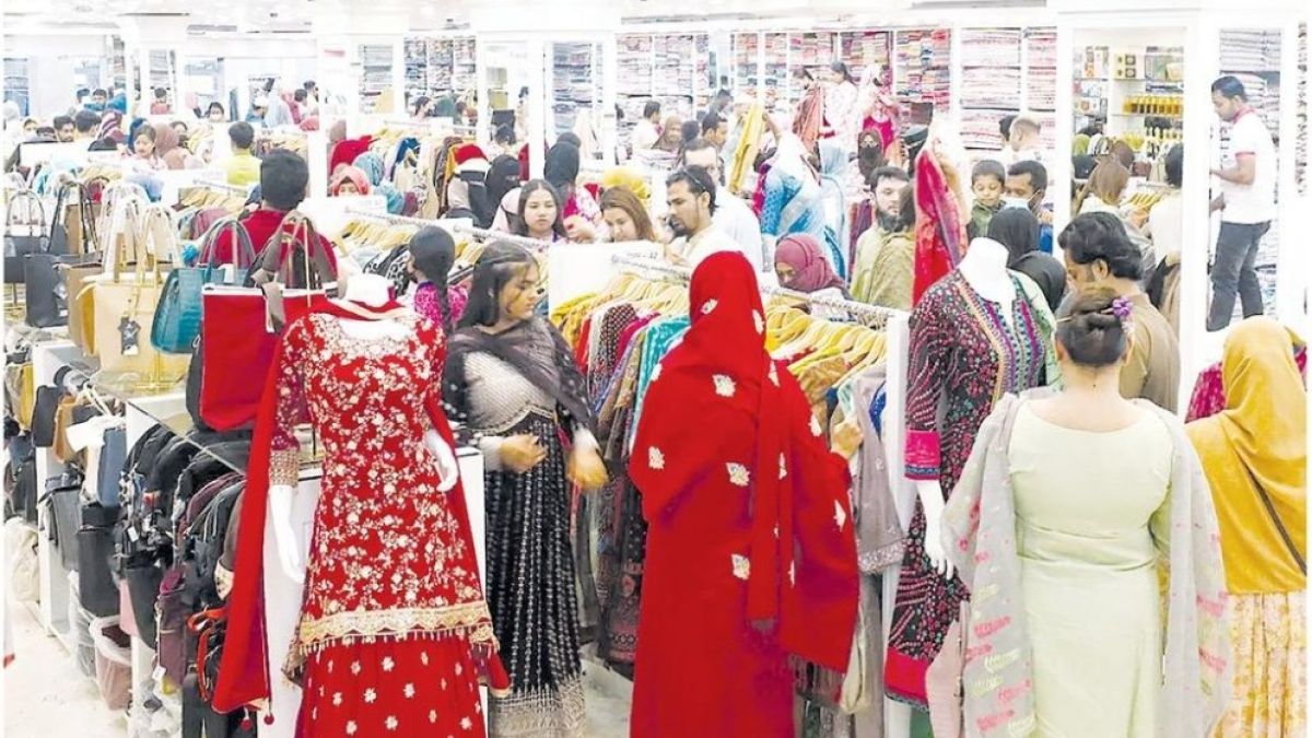 ঈদের কেনাকাটায় জমজমাট শপিংমলগুলো