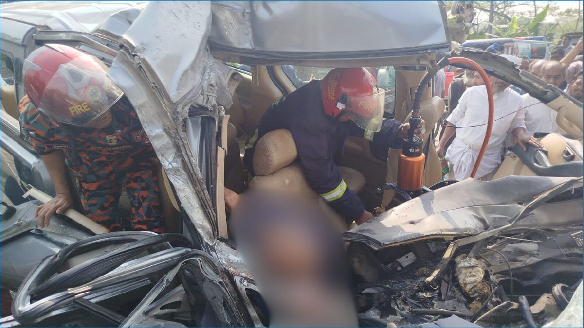 বাস-মাইক্রোবাস মুখোমুখি সংঘর্ষে নিহত ২