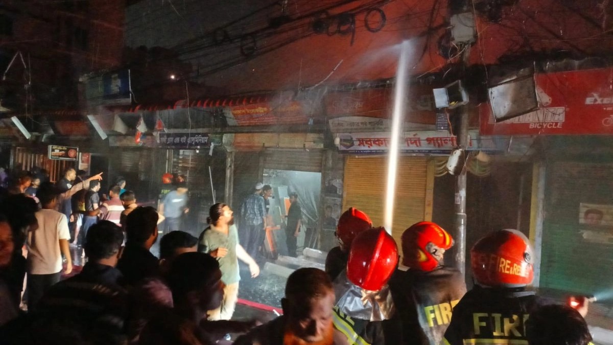 টঙ্গীতে ফোমের দোকানে আগুন, কাজ করছে ৭ ইউনিট