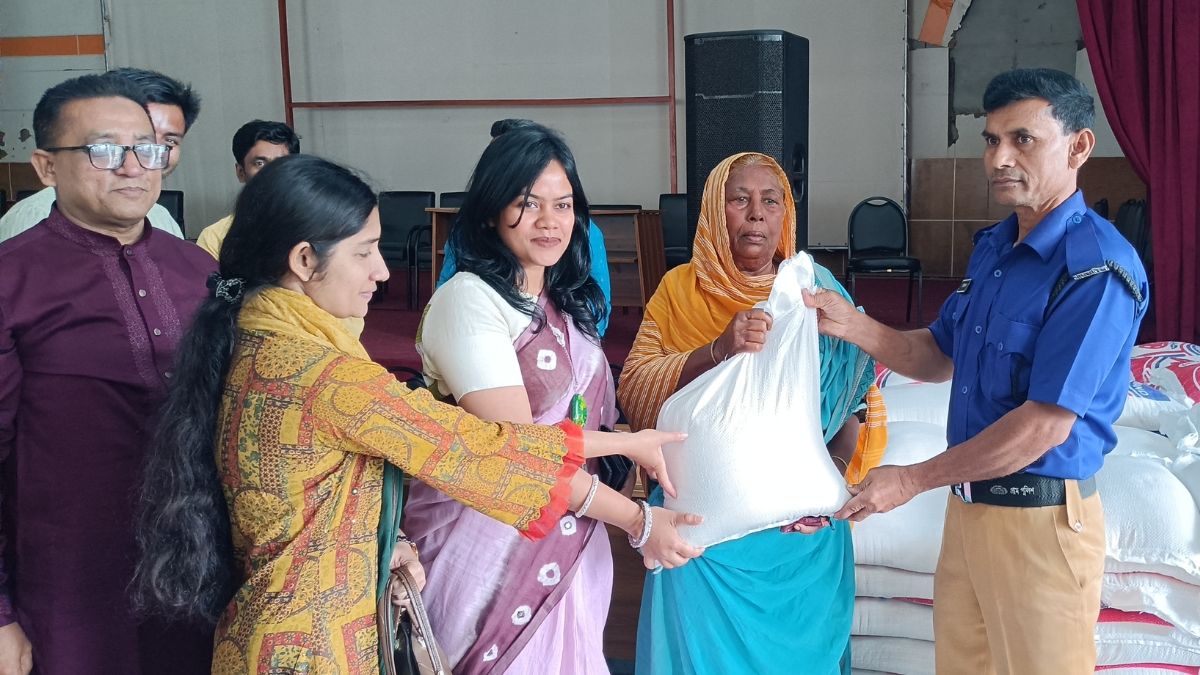 আলফাডাঙ্গায় ঈদ উপলক্ষে ভিজিএফের চাল বিতরণ শুরু