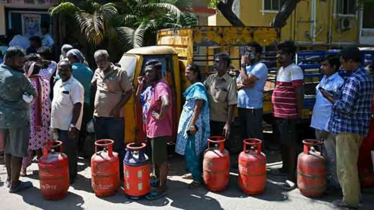 ভারতে রান্নার গ্যাসের তীব্র সংকট, সহজে মিলছে না সিলিন্ডার