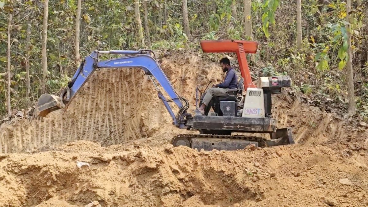 প্রশাসনের চোখ ফাঁকি দিয়ে বান্দরবানে চলছে পাহাড় নিধন