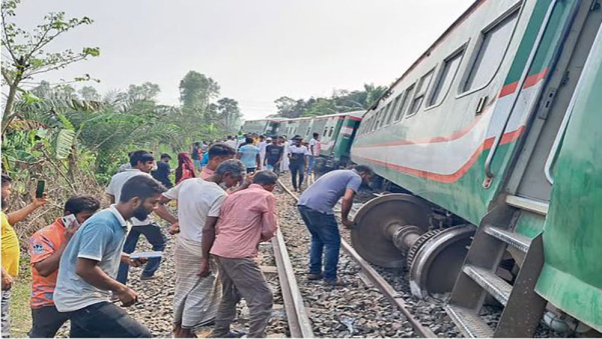 ৯ বগি লাইনচ্যুত, ৫০ জন আহত; ঢাকার সঙ্গে ৫ জেলার ট্রেন চলাচল বন্ধ