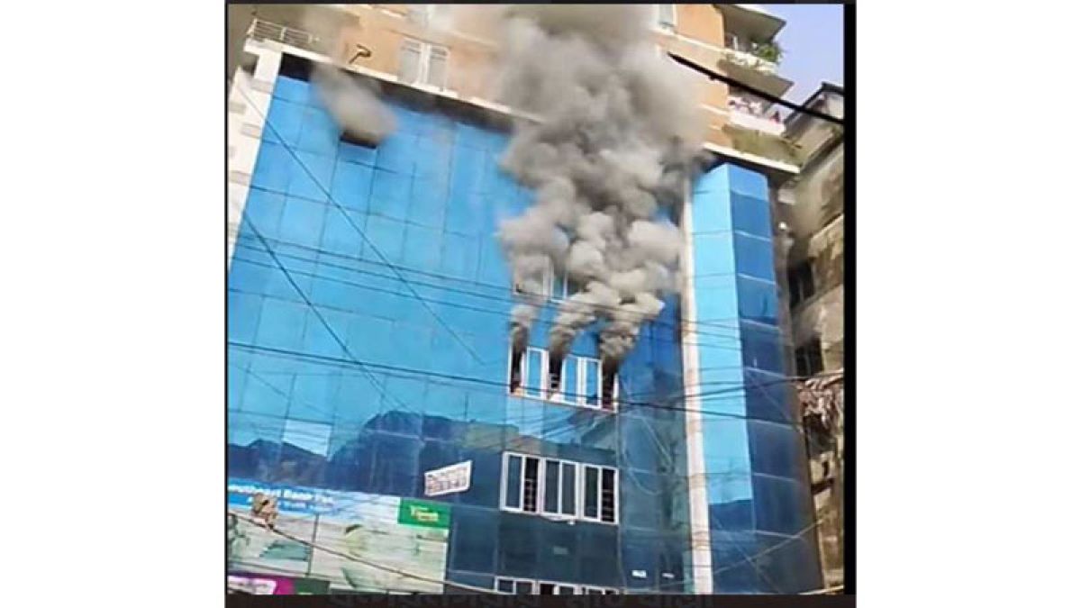 চট্টগ্রামের টেরিবাজারে আগুন: ধোঁয়ায় দমবন্ধ হয়ে দুইজনের মৃত্যু