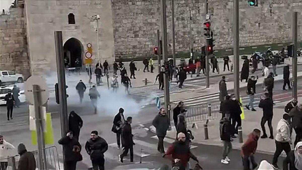 আল-আকসায় মুসল্লিদের ওপর ইসরায়েলি হামলা: বিশ্বজুড়ে নিন্দার ঝড়