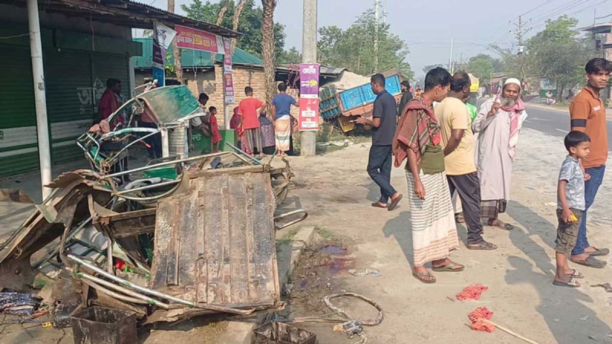 নাটোরে ভয়াবহ ট্রাক-ইজিবাইক সংঘর্ষ: নিহত ৩, আহত ৪