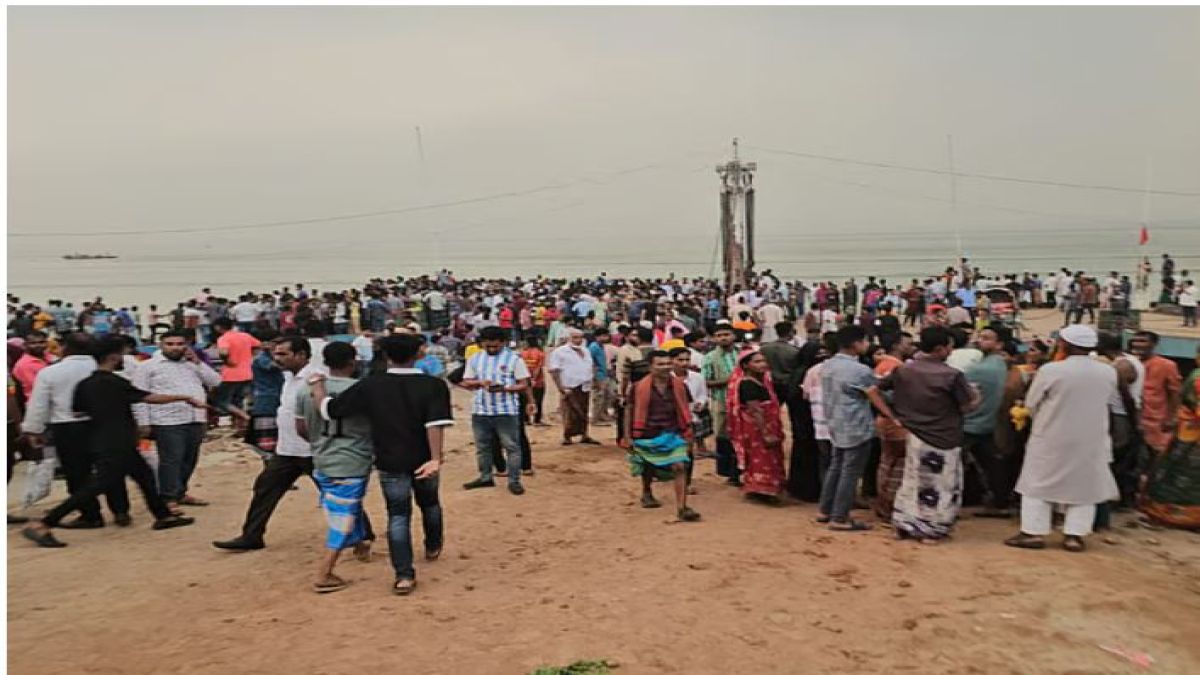 দৌলতদিয়া ফেরিঘাটে পদ্মায় ডুবল বাস, বহু হতাহতের আশঙ্কা