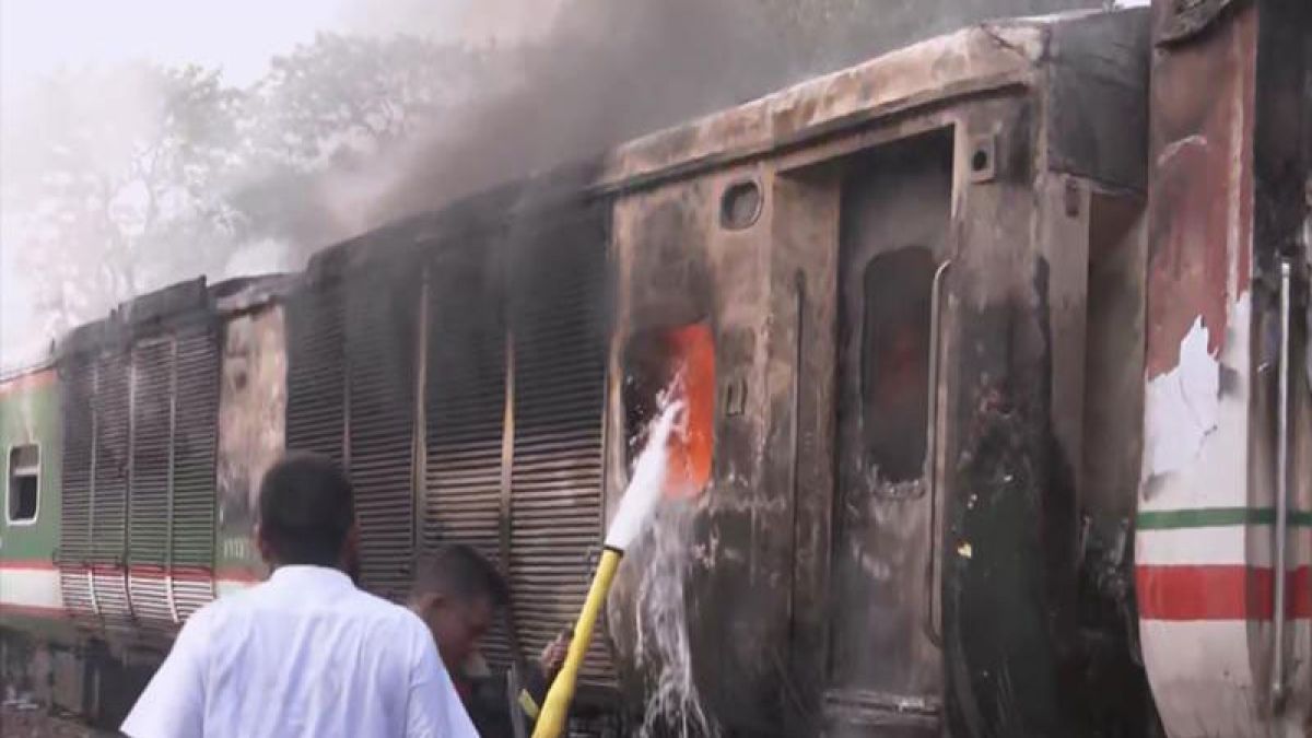 চলন্ত চট্টলা এক্সপ্রেসে আগুন বড় বিপর্যয় থেকে রক্ষা