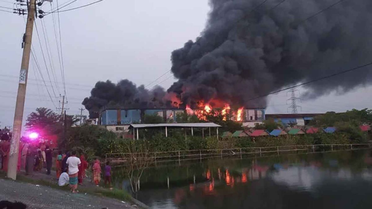 কেরানীগঞ্জে কারখানায় আগুন, নিয়ন্ত্রণে ৭ ইউনিট